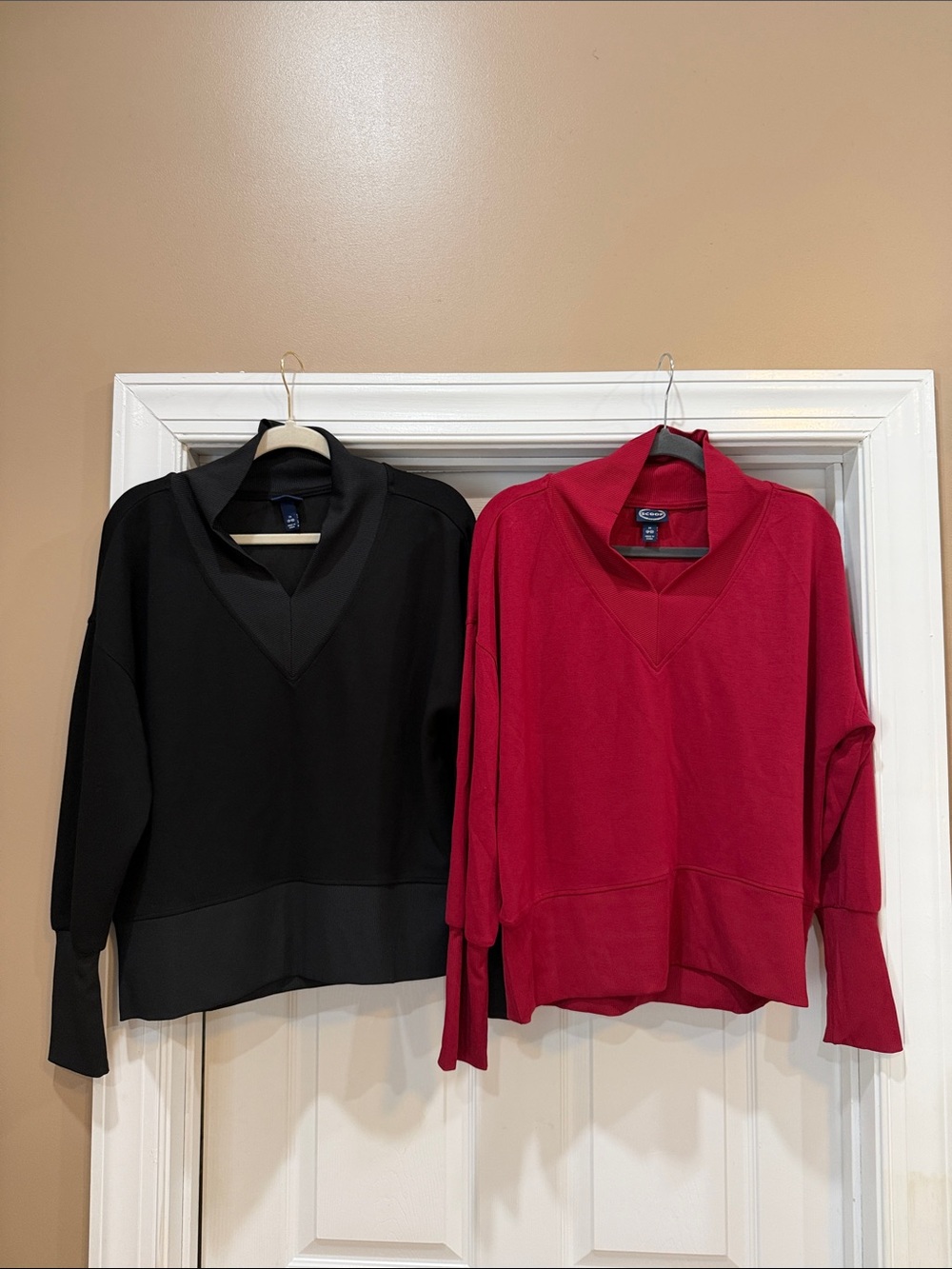 Women’s Collared V-Neck Pullover Lightweight Sweatshirts - Black & Raspberry. Md